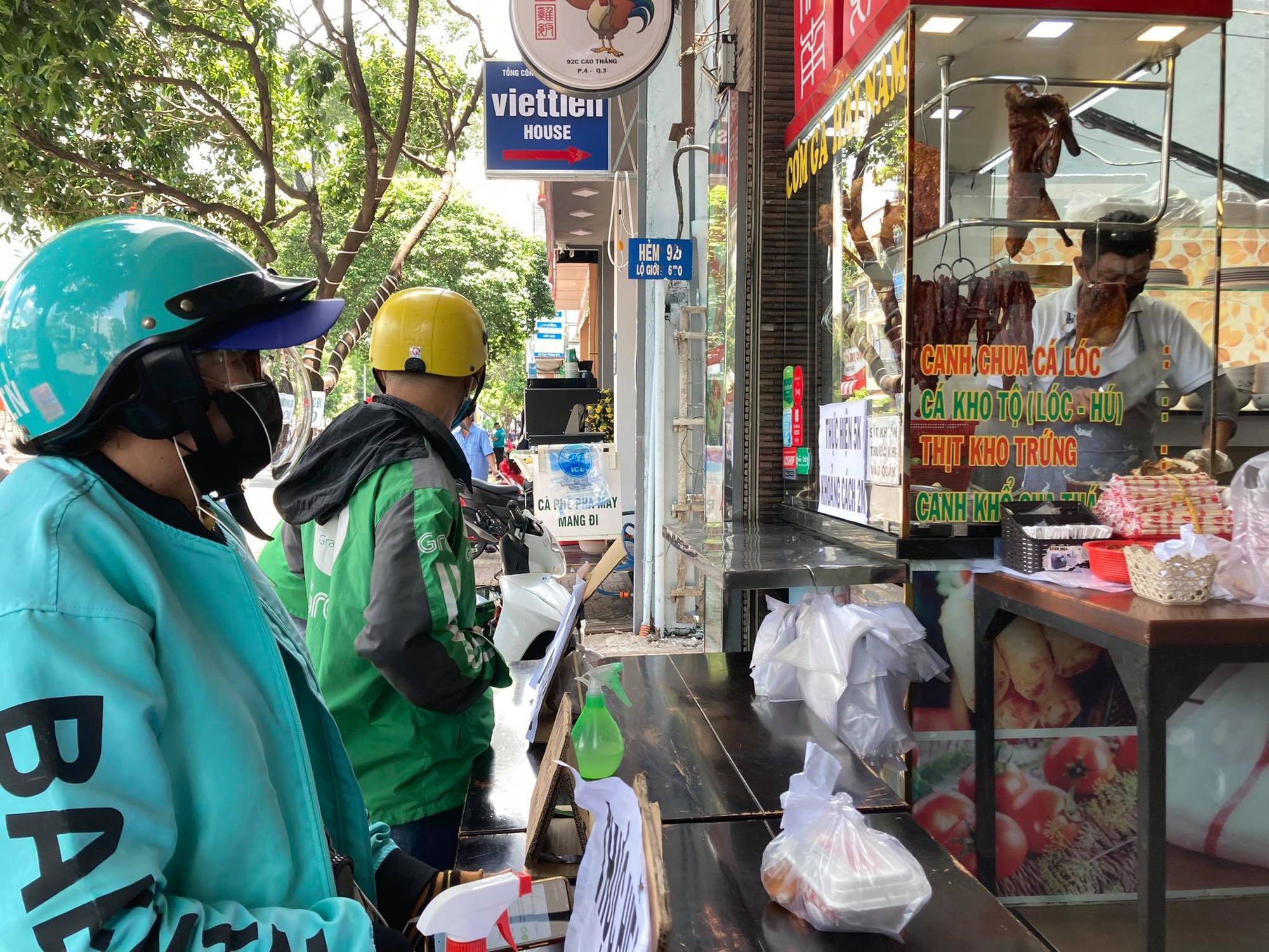 TP Hố Chí Minh cho phép hoạt động một số dịch vụ, mở cửa quán ăn chỉ bán mang về