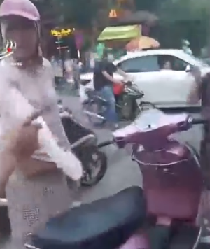 Va chạm giao thông, nữ ninja bực tức cầm vật nhọn cào xước xe ô tô giữa phố Hà Nội - Ảnh 1.