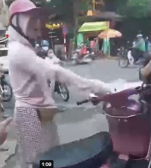 Va chạm giao thông, nữ ninja bực tức cầm vật nhọn cào xước xe ô tô giữa phố Hà Nội - Ảnh 2.