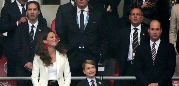 Con trai nhỏ vẫn khiến Hoàng tử William và Công nương Kate bị lép vế trong trận Chung kết Euro  - Ảnh 2.