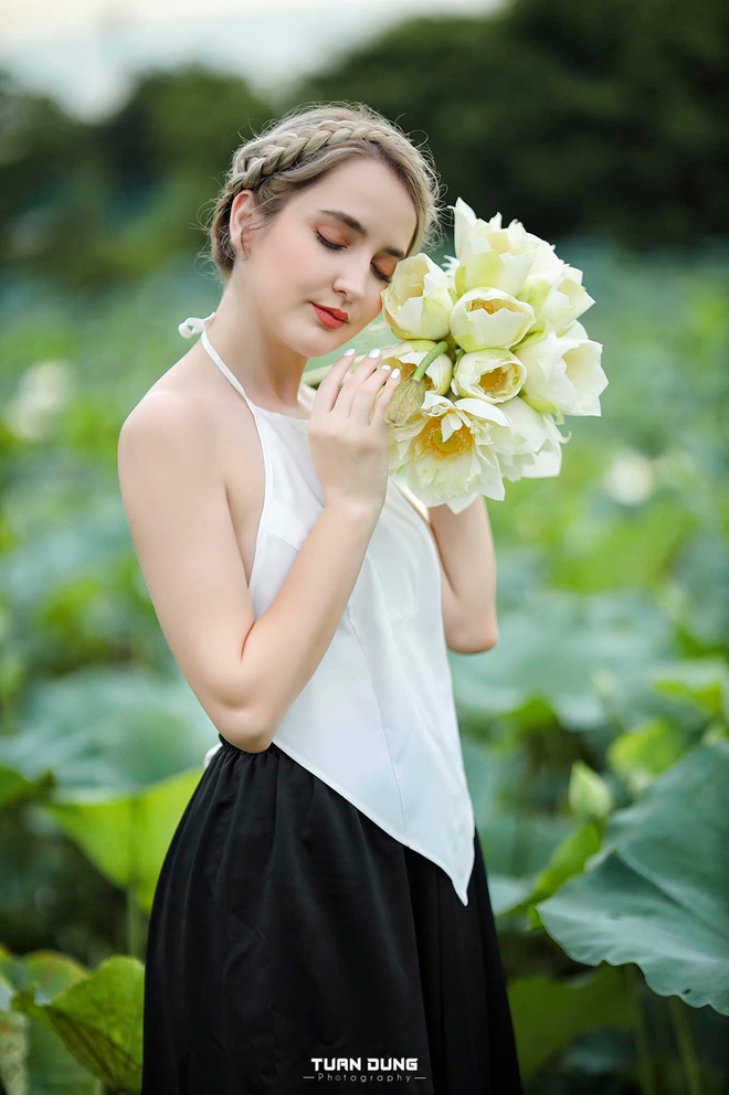 Áo yếm hoa sen được thiết kế vừa tinh tế và quyến rũ, thể hiện nét đẹp của hoa sen. Xem bức ảnh này để bồi đắp tinh thần và cảm nhận sự mềm mại của hoa sen trong thiết kế.