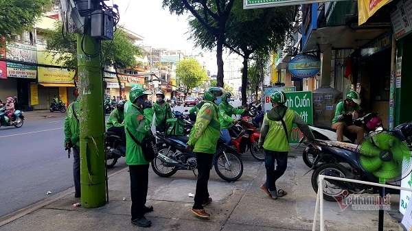 Những chàng trai trẻ, tay xách nách mang lượn khắp phố Sài Gòn vắng lạ - Ảnh 3.