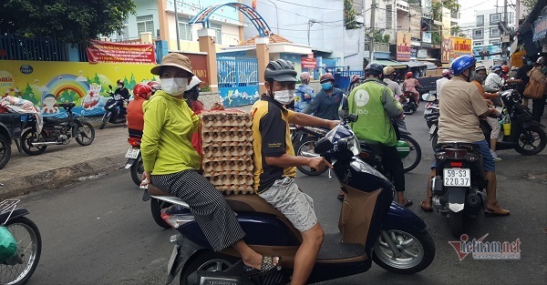 Siêu thị Sài Gòn: Người dân chỉ mua 1 vỉ trứng, dành phần khách đến sau - Ảnh 2.