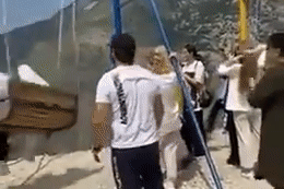 Hai cô gái rơi xuống vách núi khi chơi xích đu mạo hiểm ở Nga - Ảnh 2.