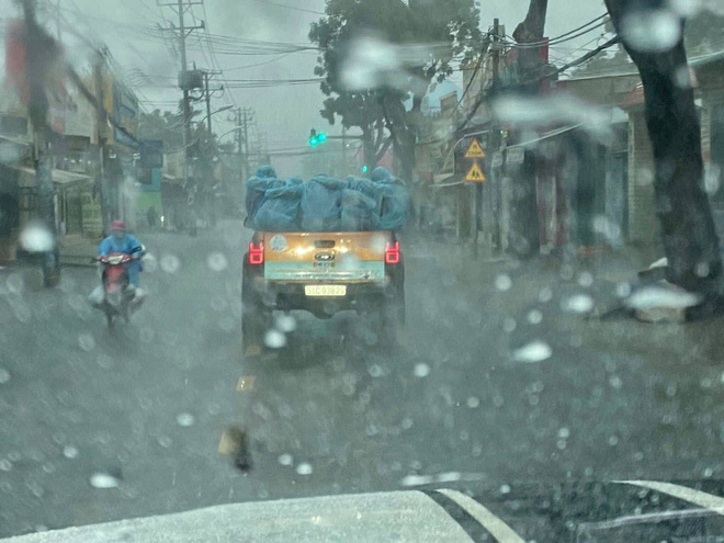 Những bóng áo xanh đại diện cho sự nghiêm túc, chuyên nghiệp và trung thực trong môi trường làm việc. Nếu bạn quan tâm đến những giá trị này, hãy cùng chiêm ngưỡng hình ảnh và cảm nhận sự đồng nhất của những người mặc bộ đồ này.