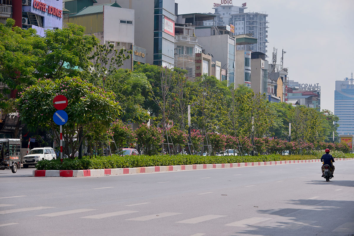 Tuyến đường Trần Duy Hưng - Nguyễn Chí Thanh: Đây là một trong những tuyến đường đẹp nhất và thuận tiện nhất để di chuyển ở Hà Nội. Hãy cùng ngắm nhìn phong cảnh náo nhiệt và tận hưởng chuyến đi của mình trên đường này.