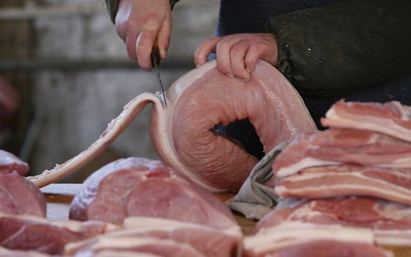 Thịt lợn có 4 dấu hiệu này dù rẻ mấy cũng đừng mua - Ảnh 2.
