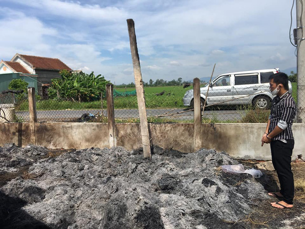  Tàn cuộc nhậu, 2 thanh niên rủ nhau đi đốt hàng loạt cây rơm trong làng - Ảnh 1.