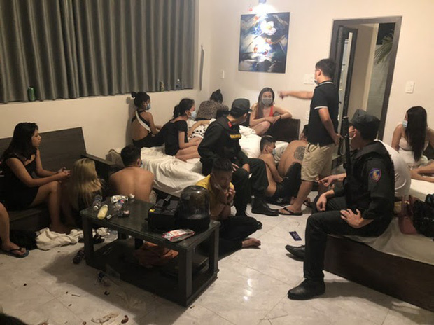  85 thanh niên chơi ma túy trong resort bên bờ biển Bình Định: Tạm giam 21 đối tượng - Ảnh 2.