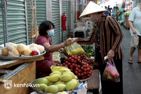 TP.HCM có 3 chợ vừa được hoạt động trở lại - Ảnh 3.