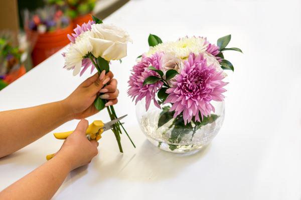 cách cắm hoa để bàn phòng khách