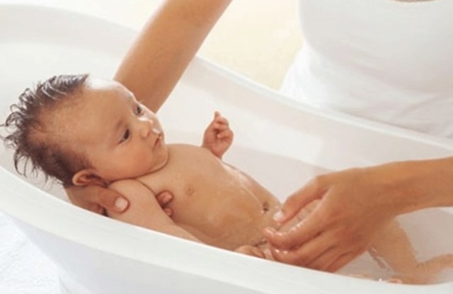 Những lưu ý cha mẹ cần biết khi cho trẻ sơ sinh tắm rửa và nằm điều hòa trong ngày nắng nóng - Ảnh 2.