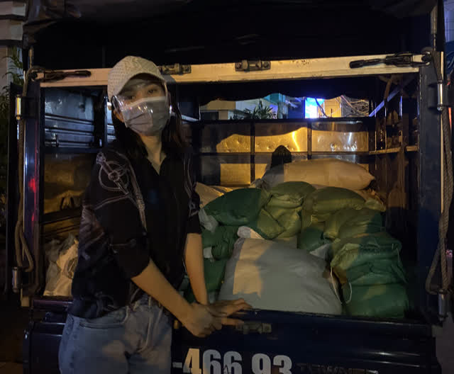 Tiểu Vy liên tiếp 3 đêm chạy xe máy trao tặng 3 tấn gạo cho người nghèo giữa mùa COVID-19 - Ảnh 1.