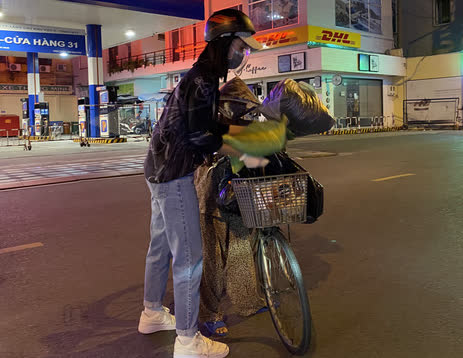 Tiểu Vy liên tiếp 3 đêm chạy xe máy trao tặng 3 tấn gạo cho người nghèo giữa mùa COVID-19 - Ảnh 5.