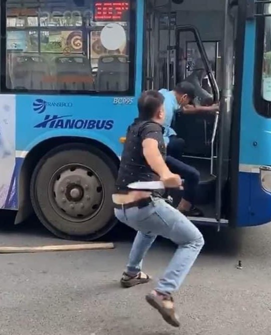Điều tra vụ nhân viên xe buýt bị kề dao vào cổ ở Hà Nội - Ảnh 1.