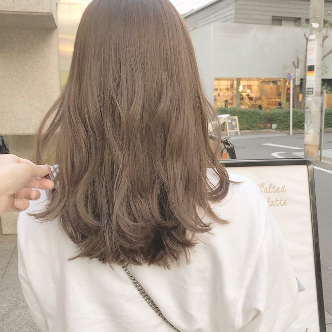 Màu tóc của gái Nhật luôn được yêu thích vì vẻ đẹp tự nhiên, tinh khiết và tươi trẻ. Hãy cùng xem hình ảnh để tìm hiểu những kiểu nhuộm tóc độc đáo, mang hơi thở của đất nước mặt trời mọc, và tạo cho mình một phong cách mới mẻ và sáng tạo.