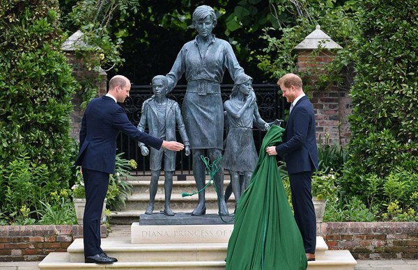 Khoảnh khắc tuyệt đẹp của Hoàng tử William và Harry trong lễ khánh thành tượng Công nương Diana - Ảnh 6.