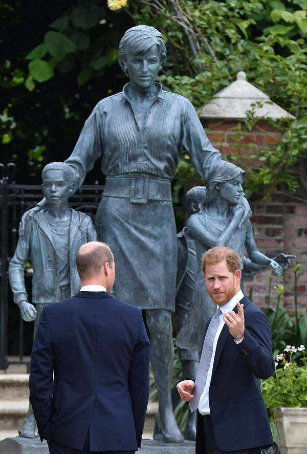 Khoảnh khắc tuyệt đẹp của Hoàng tử William và Harry trong lễ khánh thành tượng Công nương Diana - Ảnh 8.