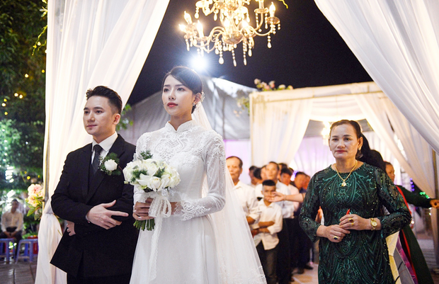 Ngày hết Cô vy, 5 couple Vbiz rộn ràng tổ chức tiệc cưới: Dàn khách mời của Phan Mạnh Quỳnh gây choáng, 1 đôi có luôn con đầu lòng! - Ảnh 20.