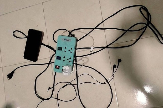 Thương tâm: Học sinh lớp 2 bị điện giật tử vong khi cầm điện thoại của bố chơi - Ảnh 1.