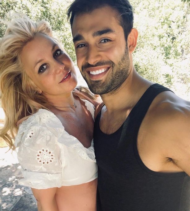 Britney Spears gây sốt với ảnh ngực trần - Ảnh 2.
