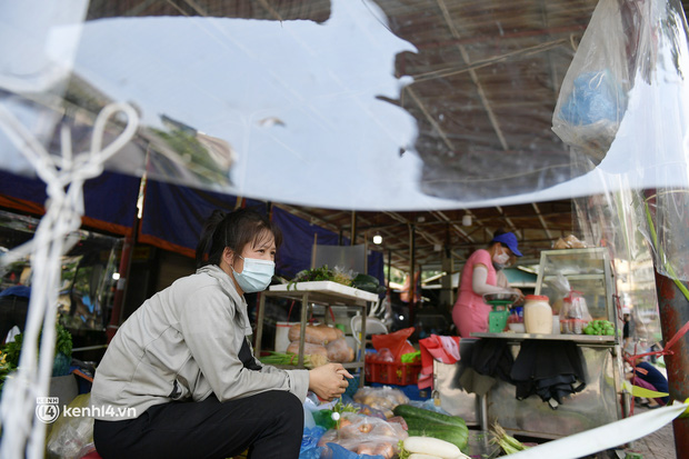 Hà Nội: Chợ dân sinh đầu tiên quây nylon kín mít để phòng tránh Covid-19 khi bán hàng - Ảnh 2.