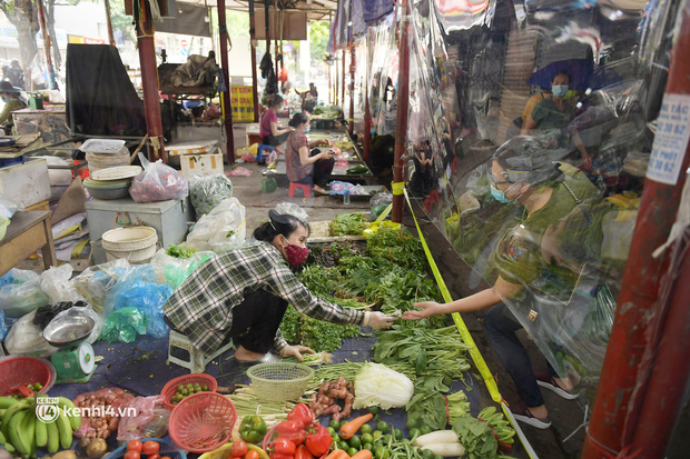Hà Nội: Chợ dân sinh đầu tiên quây nylon kín mít để phòng tránh Covid-19 khi bán hàng - Ảnh 11.
