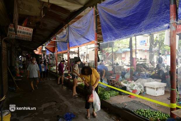 Hà Nội: Chợ dân sinh đầu tiên quây nylon kín mít để phòng tránh Covid-19 khi bán hàng - Ảnh 12.