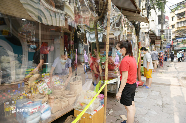 Hà Nội: Chợ dân sinh đầu tiên quây nylon kín mít để phòng tránh Covid-19 khi bán hàng - Ảnh 13.