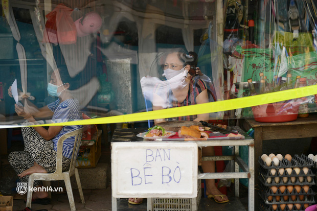 Hà Nội: Chợ dân sinh đầu tiên quây nylon kín mít để phòng tránh Covid-19 khi bán hàng - Ảnh 5.