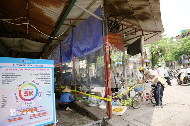 Hà Nội: Chợ dân sinh đầu tiên quây nylon kín mít để phòng tránh Covid-19 khi bán hàng - Ảnh 6.