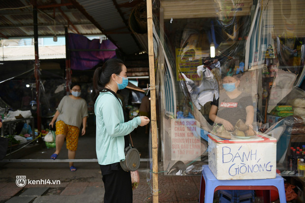 Hà Nội: Chợ dân sinh đầu tiên quây nylon kín mít để phòng tránh Covid-19 khi bán hàng - Ảnh 8.