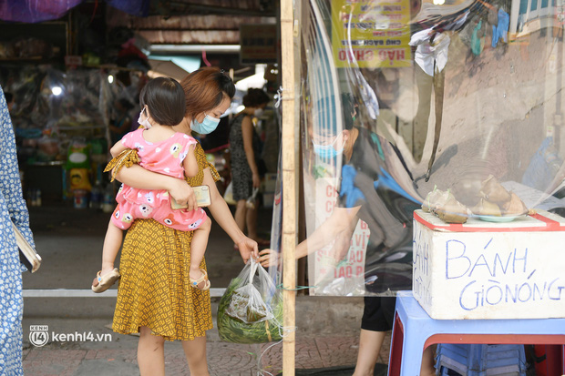 Hà Nội: Chợ dân sinh đầu tiên quây nylon kín mít để phòng tránh Covid-19 khi bán hàng - Ảnh 10.