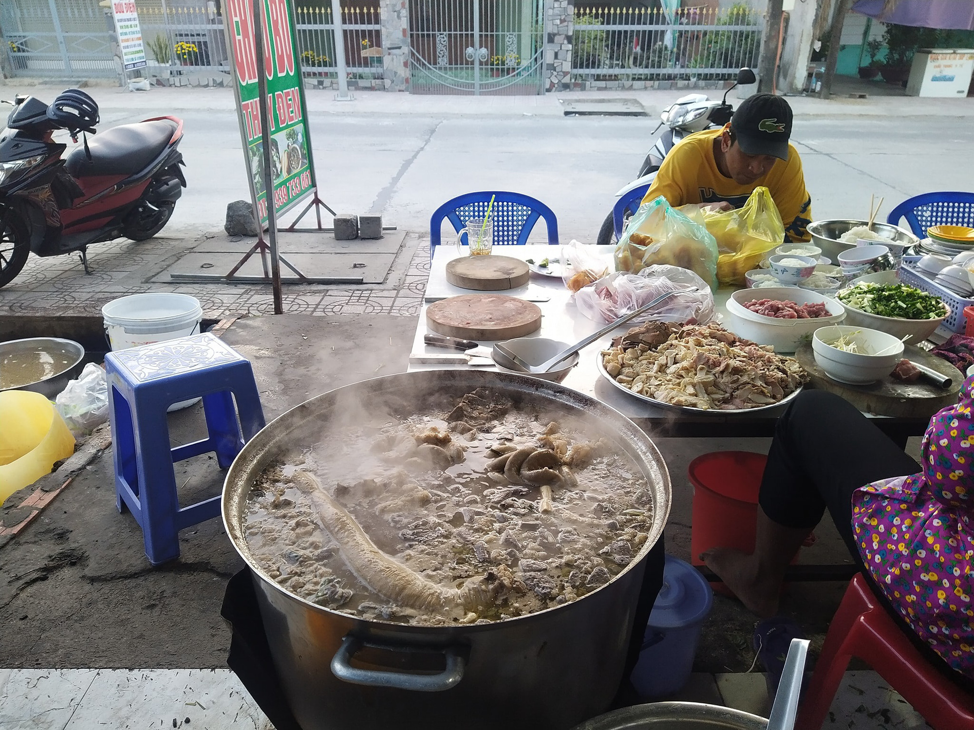 Món cháo nội tạng ăn kèm bún lạ miệng, chỉ bán vài tiếng/ngày - Ảnh 3. Món cháo nội tạng ăn kèm bún lạ miệng, chỉ bán vài tiếng/ngày - Ảnh 3.