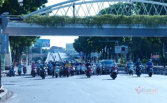 Đầu tuần, TP.HCM nhắc nhở nhiều người ra đường vì lý do không chính đáng - Ảnh 16.