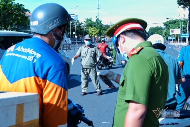 Đầu tuần, TP.HCM nhắc nhở nhiều người ra đường vì lý do không chính đáng - Ảnh 20.