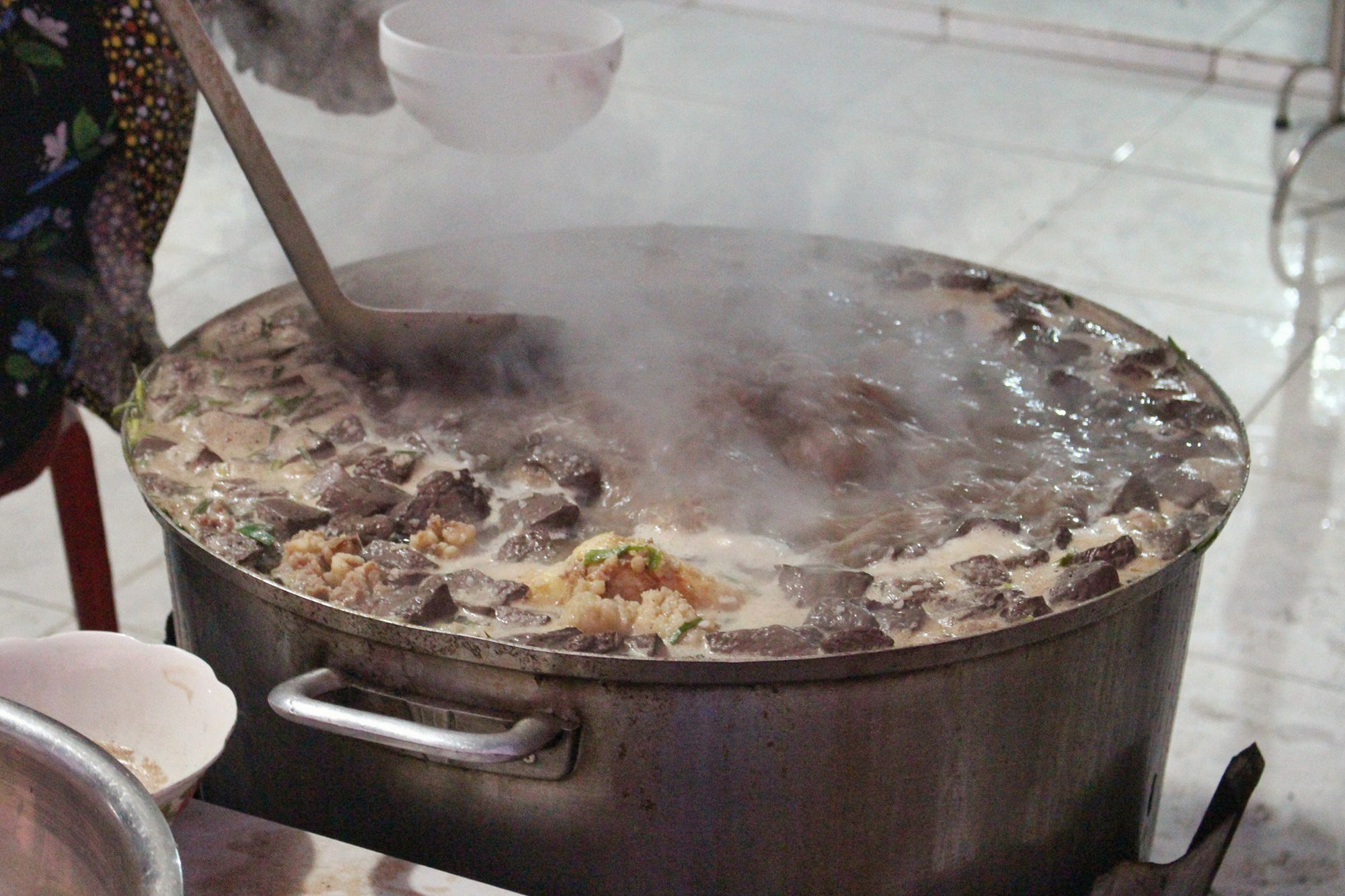 Món cháo nội tạng ăn kèm bún lạ miệng, chỉ bán vài tiếng/ngày - Ảnh 4. Món cháo nội tạng ăn kèm bún lạ miệng, chỉ bán vài tiếng/ngày - Ảnh 4.