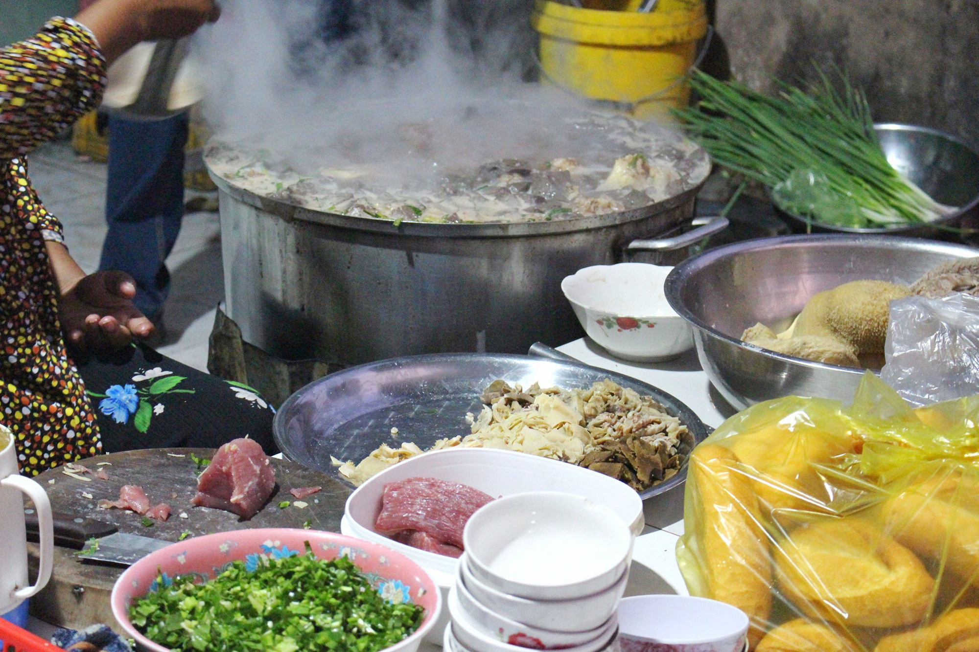 Món cháo nội tạng ăn kèm bún lạ miệng, chỉ bán vài tiếng/ngày - Ảnh 5. Món cháo nội tạng ăn kèm bún lạ miệng, chỉ bán vài tiếng/ngày - Ảnh 5.