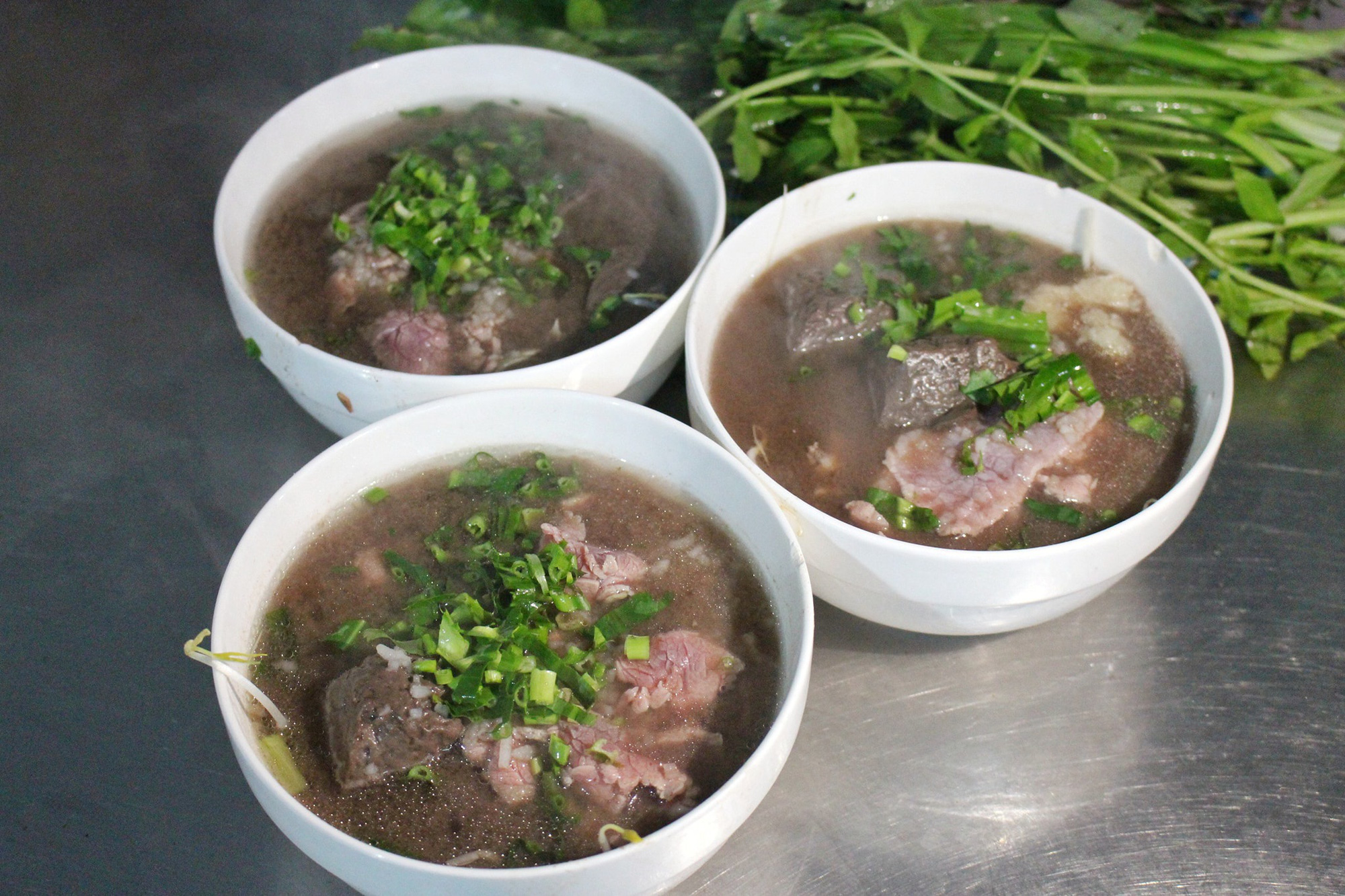 Món cháo nội tạng ăn kèm bún lạ miệng, chỉ bán vài tiếng/ngày - Ảnh 6. Món cháo nội tạng ăn kèm bún lạ miệng, chỉ bán vài tiếng/ngày - Ảnh 6.