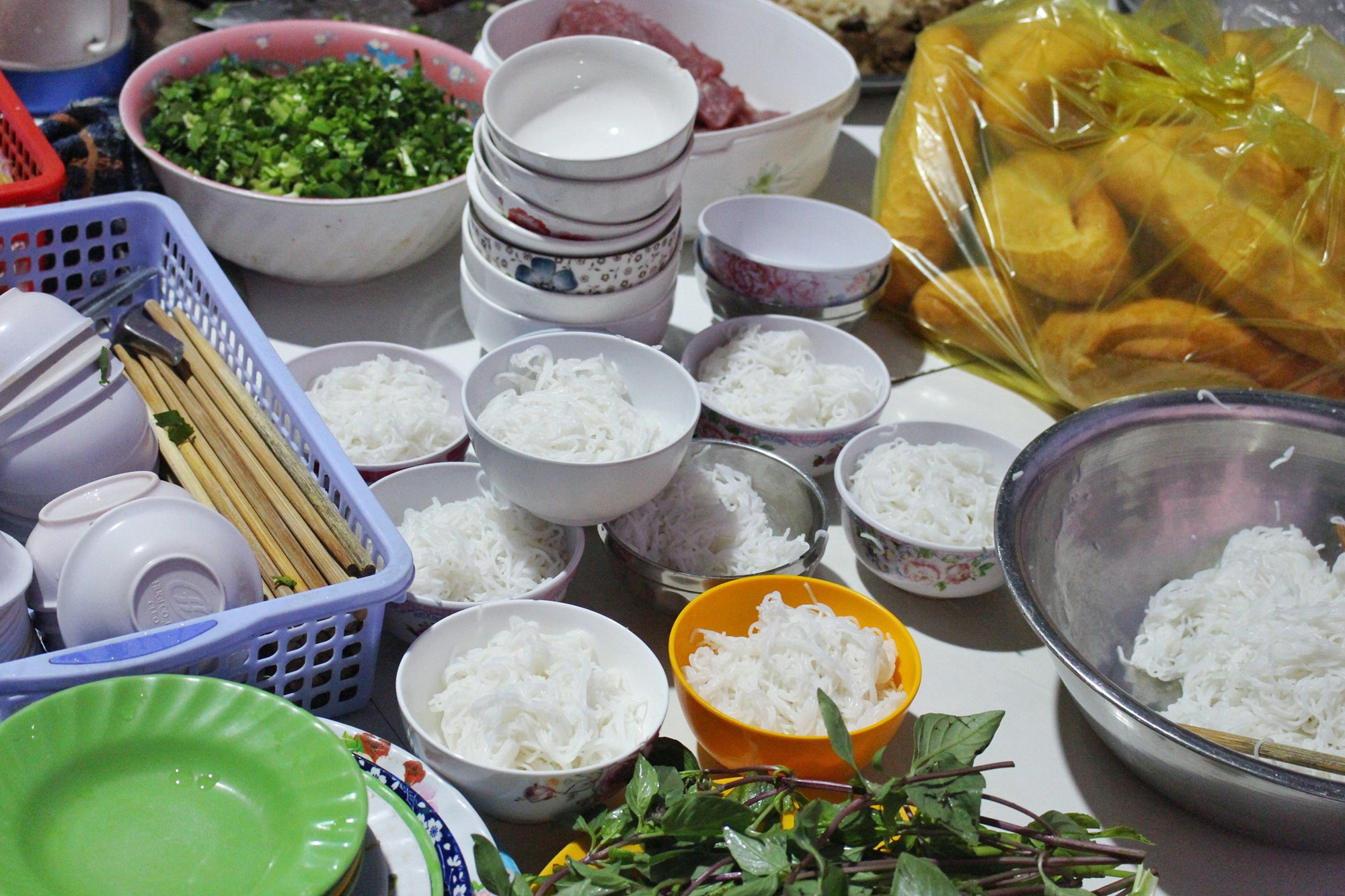 Món cháo nội tạng ăn kèm bún lạ miệng, chỉ bán vài tiếng/ngày - Ảnh 7. Món cháo nội tạng ăn kèm bún lạ miệng, chỉ bán vài tiếng/ngày - Ảnh 7.