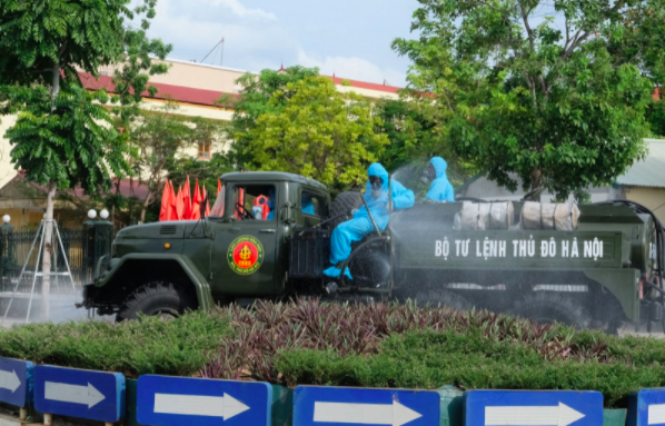180 chiến sĩ phun khử khuẩn khắp phố phường Hà Nội - Ảnh 13.