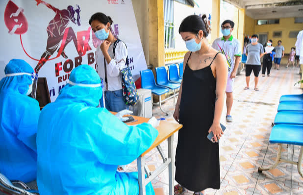 Hà Nội: 19 ca dương tính mới, có 2 nhân viên y tế và 4 ca sốt, ho bất ngờ phát hiện nhiễm virus - Ảnh 3.
