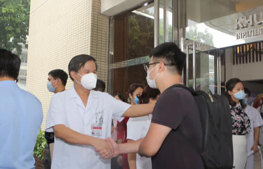 Chuyên gia hàng đầu của Bạch Mai vào TP.HCM khảo sát lập bệnh viện hồi sức - Ảnh 3.