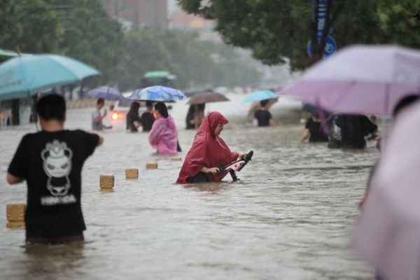 Tin mới nhất về thiệt hại người và của trong trận lũ lụt nghìn năm có một ở Trung Quốc - Ảnh 3.