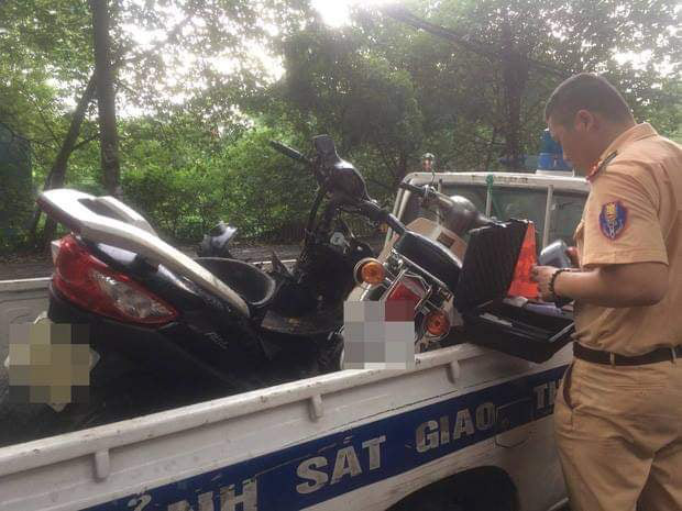 Tài xế ô tô say xỉn gây tai nạn liên hoàn rồi bỏ chạy qua 3 quận nội thành Hà Nội, bị người dân chặn lại - Ảnh 1.