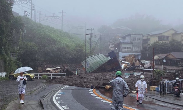 Lở đất tại thị trấn nghỉ mát nổi tiếng ở Nhật, hàng chục người mất tích - Ảnh 1.