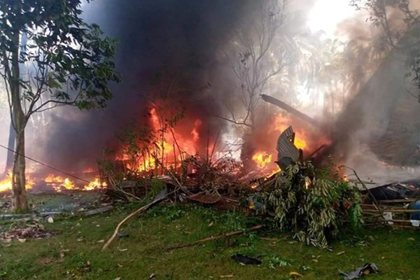 Toàn cảnh hiện trường vụ rơi máy bay thảm khốc khiến ít nhất 50 người thiệt mạng ở Philippines - Ảnh 3.