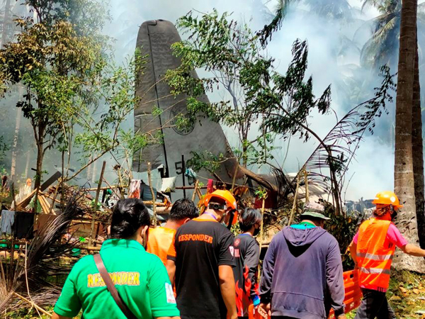 Toàn cảnh hiện trường vụ rơi máy bay thảm khốc khiến ít nhất 50 người thiệt mạng ở Philippines - Ảnh 4.