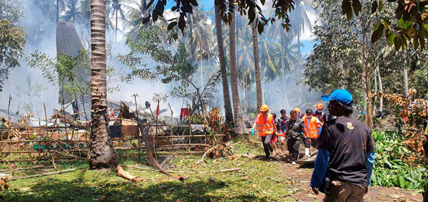 Toàn cảnh hiện trường vụ rơi máy bay thảm khốc khiến ít nhất 50 người thiệt mạng ở Philippines - Ảnh 6.