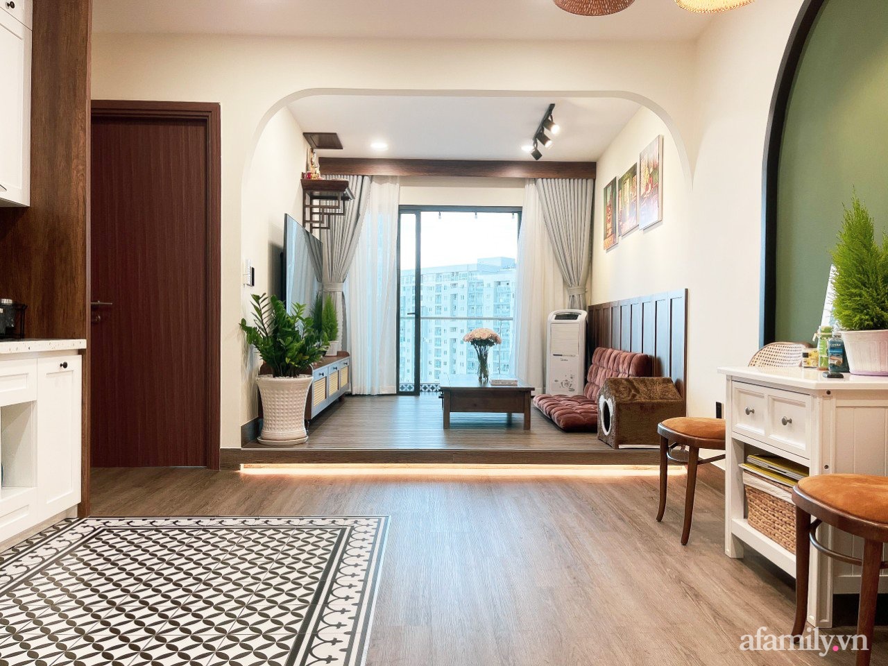 Phong cách Nhật Bản nội thất phòng khách: Tận hưởng sự thanh lịch và phong cách của Nhật Bản bằng cách cải tạo phòng khách của bạn. Từ khung cảnh cây xanh đến những chi tiết nhỏ trong trang trí, tất cả sẽ tạo ra một không gian ấm áp, tinh tế cho bạn và gia đình. Xem tận mắt các mẫu thiết kế nội thất phòng khách phong cách Nhật Bản trong hình ảnh liên quan.